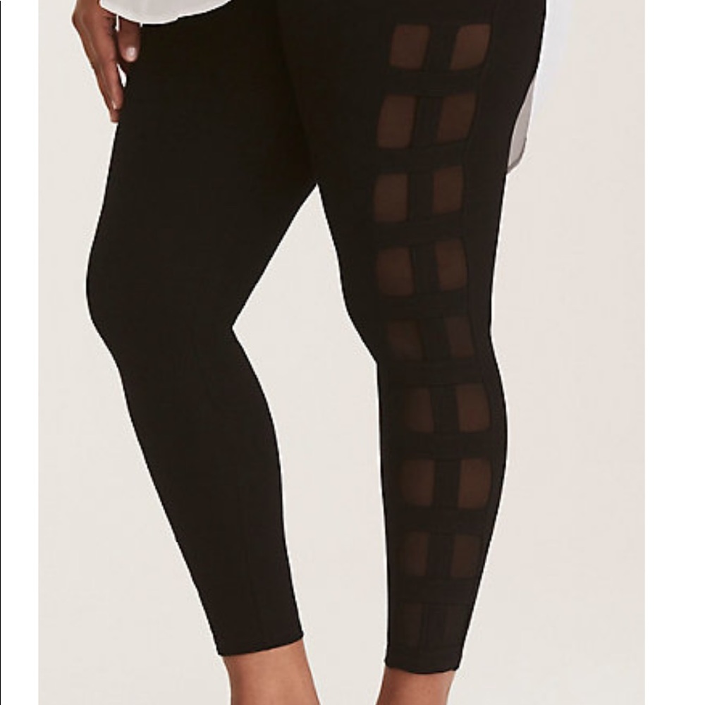 BLACK GRID MESH CROPPED LEGGING
